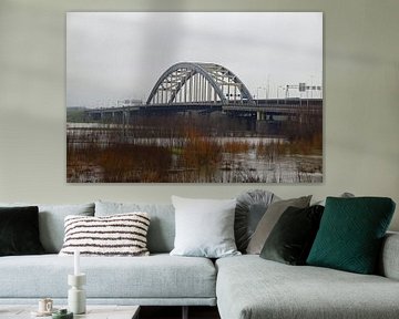 De oude brug Lekbrug tussen Vianen en Nieuwegein over de rivier de Lek met een hoge waterstand van Robin Verhoef