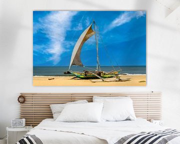 Zeilschip op het strand van Negombo op Sri Lanka van Dieter Walther