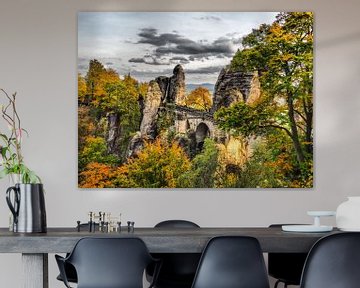 Blick auf die Bastei im Herbst Elbsandsteingebirge von Animaflora PicsStock