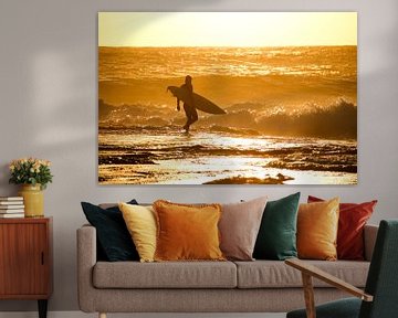 Surfer loopt branding in bij zonsondergang, Kalbarri, Australië van The Book of Wandering