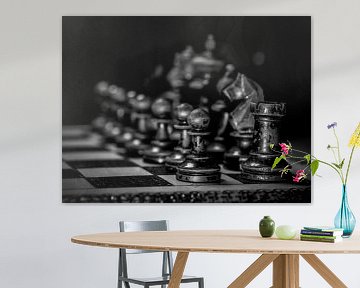 Oude schaakstukken op schaakbord van Danny den Breejen