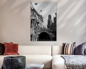 Domtoren en Stadhuis vanaf de werf aan de Oude Gracht, Utrecht (zwart-wit) van Kaj Hendriks