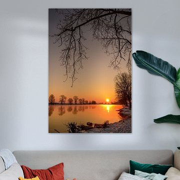 Koude zonsopkomst aan de Maas bij Grave