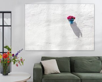 Blauwe bloempot op muur van Antwan Janssen