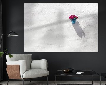 Pot de fleur bleu sur le mur sur Antwan Janssen