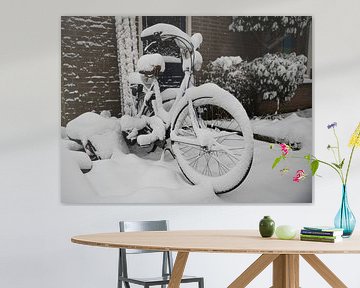 een fiets bedekt met een dik pak sneeuw van ChrisWillemsen
