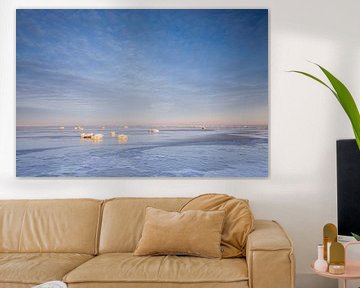 IJsschotsen op de Waddenzee, een minimalistisch beeld van Ton Drijfhamer