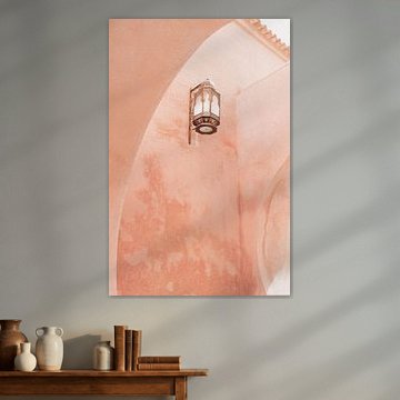 Rosafarbenen Wänden und Laterne in Marrakech von Leonie Zaytoune