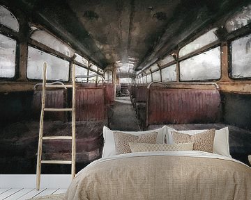 De binnenkant van een verlaten bus