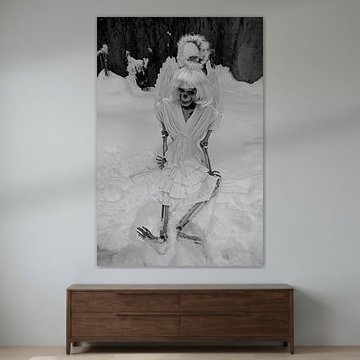 Letzter Engel Skelett eines Engels in weißem Schnee