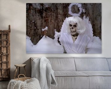 Letzter Engel Skelett eines Engels in weißem Schnee von Babetts Bildergalerie