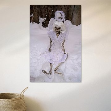 Letzter Engel Skelett eines Engels in weißem Schnee