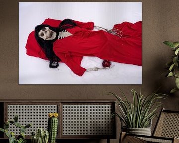 Letzter Apfel Skelett mit rotem Kleid und roten Apfel von Babetts Bildergalerie