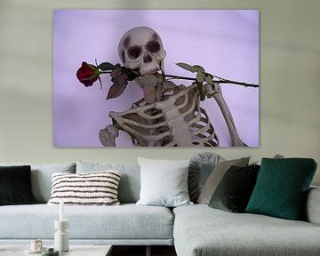 Eeuwige liefde skelet met rode roos in witte sneeuw van Babetts Bildergalerie