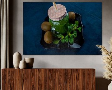 Bladsalade en kiwi smoothie op zwart bord versierd met kiwi van Babetts Bildergalerie