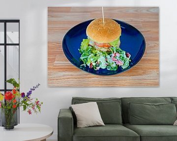 Cheeseburger met veldsla garnituur geserveerd op een blauw bord van Babetts Bildergalerie