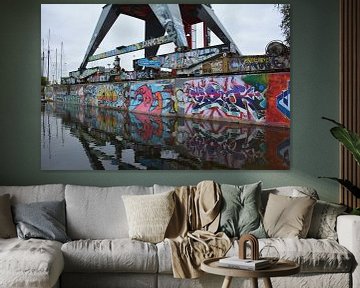 Graffitis et art de rue sur la grue et le quai du chantier naval NDSM d'Amsterdam sur My Footprints