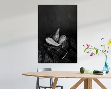Birnen auf Schneidebrett | Kunst Stillleben Fotografie in schwarz und weiß | Wandkunst drucken von Nicole Colijn