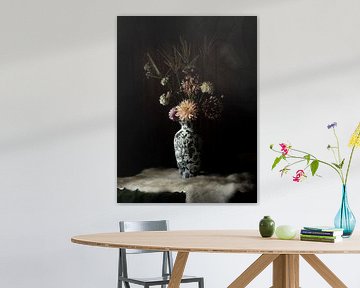 nagedachtenis aan oma | vaas met bloemen | fine art stilleven fotografie in kleur | print muur kunst van Nicole Colijn