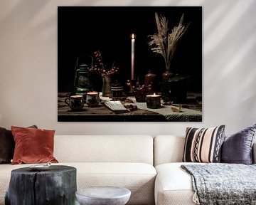 Stille | Tisch mit Kerze, Gräsern und Keramik bildende Kunst Stillleben Farbfotografie | Wandkunst d von Nicole Colijn