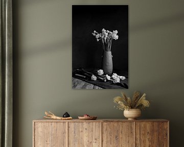 jonquilles dans un vase en terre cuite | beaux-arts photographie de nature morte en noir et blanc |  sur Nicole Colijn