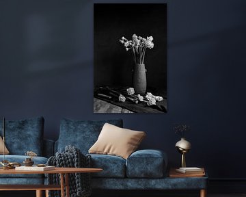 narcissen in aardewerk vaas | fine art stilleven fotografie in zwart-wit | print muur kunst van Nicole Colijn