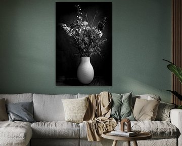 bouquet dans un vase | beaux-arts photographie de nature morte en noir et blanc | impression art mur sur Nicole Colijn