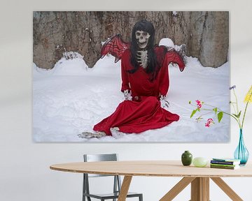 Duivel bruid skelet met rode jurk en duivel vleugels in de sneeuw van Babetts Bildergalerie