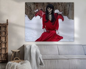 Teufelsbraut Skelett mit rotem Kleid und Teufel Flügel im Schnee