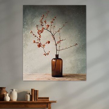 Herbstdekoration Zweig in brauner Vase von Mariska Vereijken