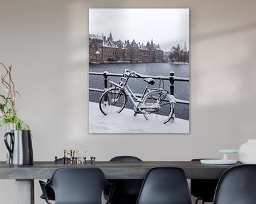 Ondergesneeuwde fiets voor het Binnenhof in Den Haag van OCEANVOLTA