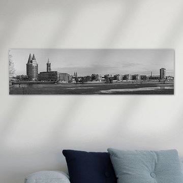 Ein Panoramablick auf Roermond, die Niederlande in Schwarz-Weiß