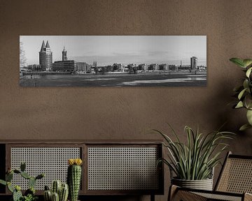 Een panoramisch view  van Roermond, Nederland is zwart-wit van Delano Gonsalves