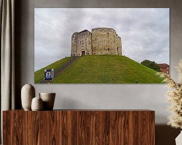 Clifford's Tower / York Castle is een ruïne van een kasteel in de Noord-Engelse stad York. van Babetts Bildergalerie