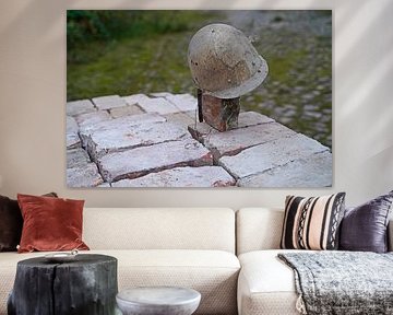 des briques empilées et un vieux casque de construction sur un chantier