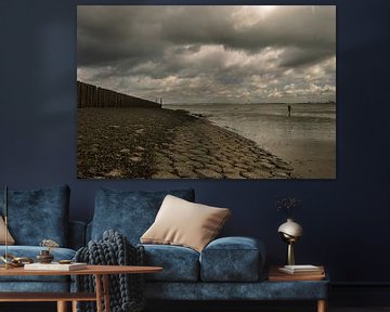 Dunkle Wolken, Strand mit Brückenkopf von Edwin van Amstel