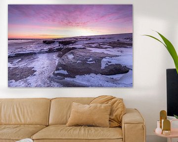 Grote ijsschotsen op de Waddenzee met een mooie zonsopkomst! van Peter Haastrecht, van