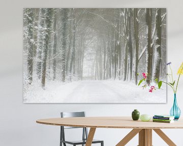Bos in de sneeuw op een mistige ochtend van Francis Dost