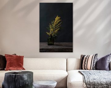 Photo de fleurs jaunes dans un vase sur fond sombre sur Jenneke Boeijink