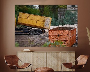 Vrachtwagen op een bouwplaats dumpt een container met stenen van Babetts Bildergalerie