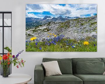 Paysage de montagne avec des fleurs jaunes et violettes sur Floris Kok