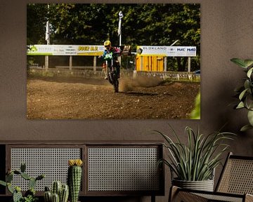 Motorcrosser maakt een wheelie van Fabio Holkema