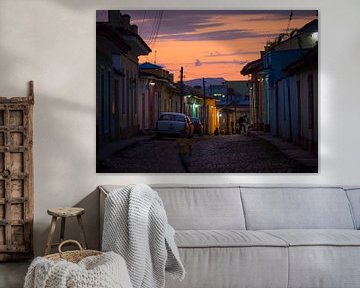 Zonsondergang in de kleurrijk straatje in  Trinidad, Cuba van Teun Janssen