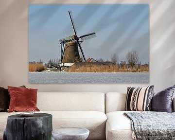 Oer Hollands winterlandschap met een klassieke windmolen met rieten kap langs het water van de Wijde van Robin Verhoef