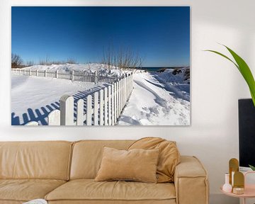 wit hek, besneeuwde duinen op het strand in Juliusruh, Rügen van GH Foto & Artdesign