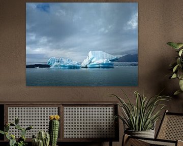 Landschap met blauwe ijsbergen in het Jökulsárlón ijsmeer in IJsland van Teun Janssen