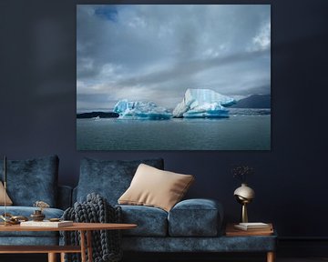 Landschaft mit blauen Eisbergen im Jökulsárlón-Eissee in Island von Teun Janssen