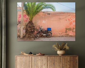 Photographie de rue au Maroc - palmier et moto sur Bianca Kramer