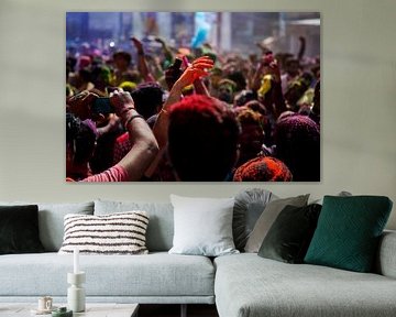 Hand in crowd - Holi color festival India - Reisfotografie print