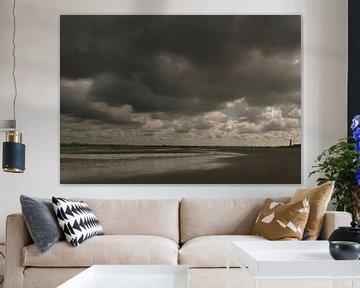 Strand bij Nieuwvliet, regenwolken